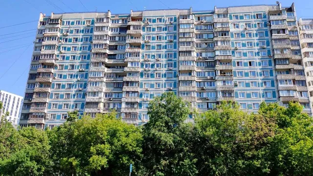 Дом серии П-44: сине-белая мелкая плитка, ровные ряды лоджий, плоская кровля