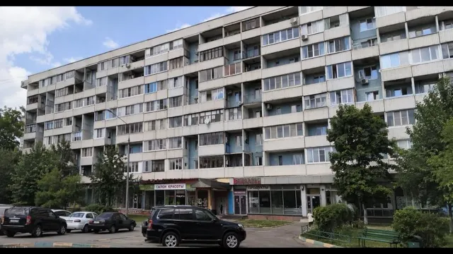 Дом серии П-47: нежилой первый этаж с витринами, лоджии через этаж — ИИ-иллюстрация по мотивам серии