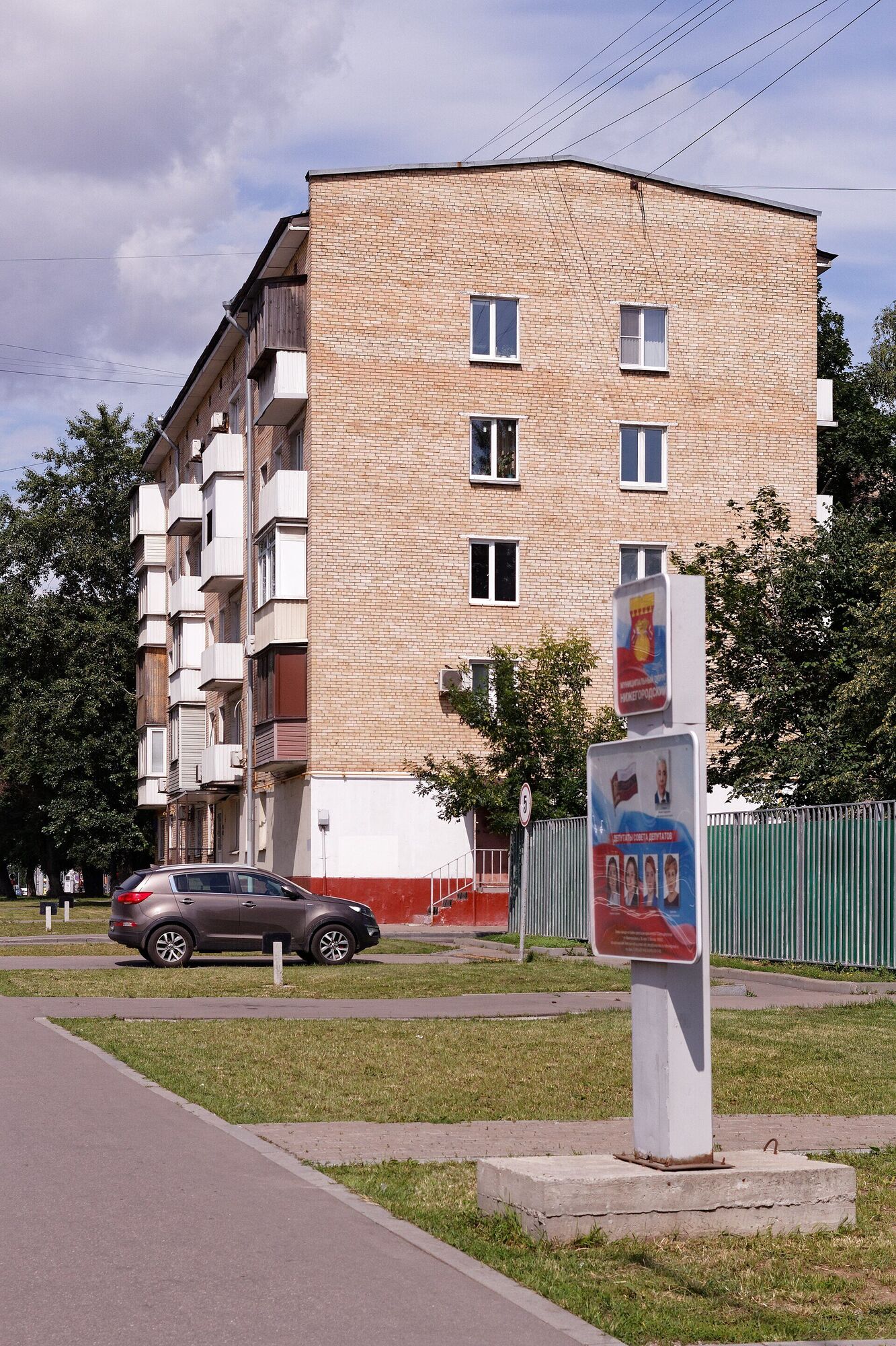 Нижегородская улица, 65 — кирпичный торец с узкими окнами
