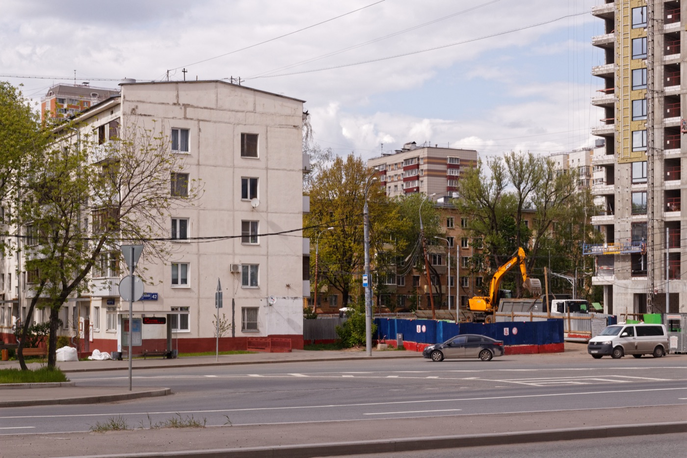 Типовая пятиэтажка И-515/5 — четыре подъезда, балконы на обоих фасадах