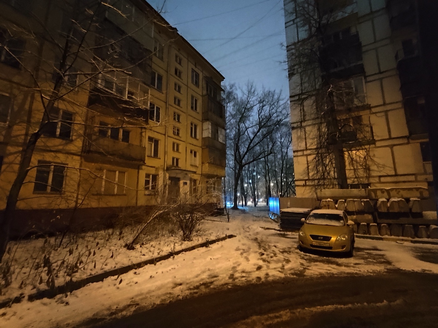 Торец дома — глухая стена без окон