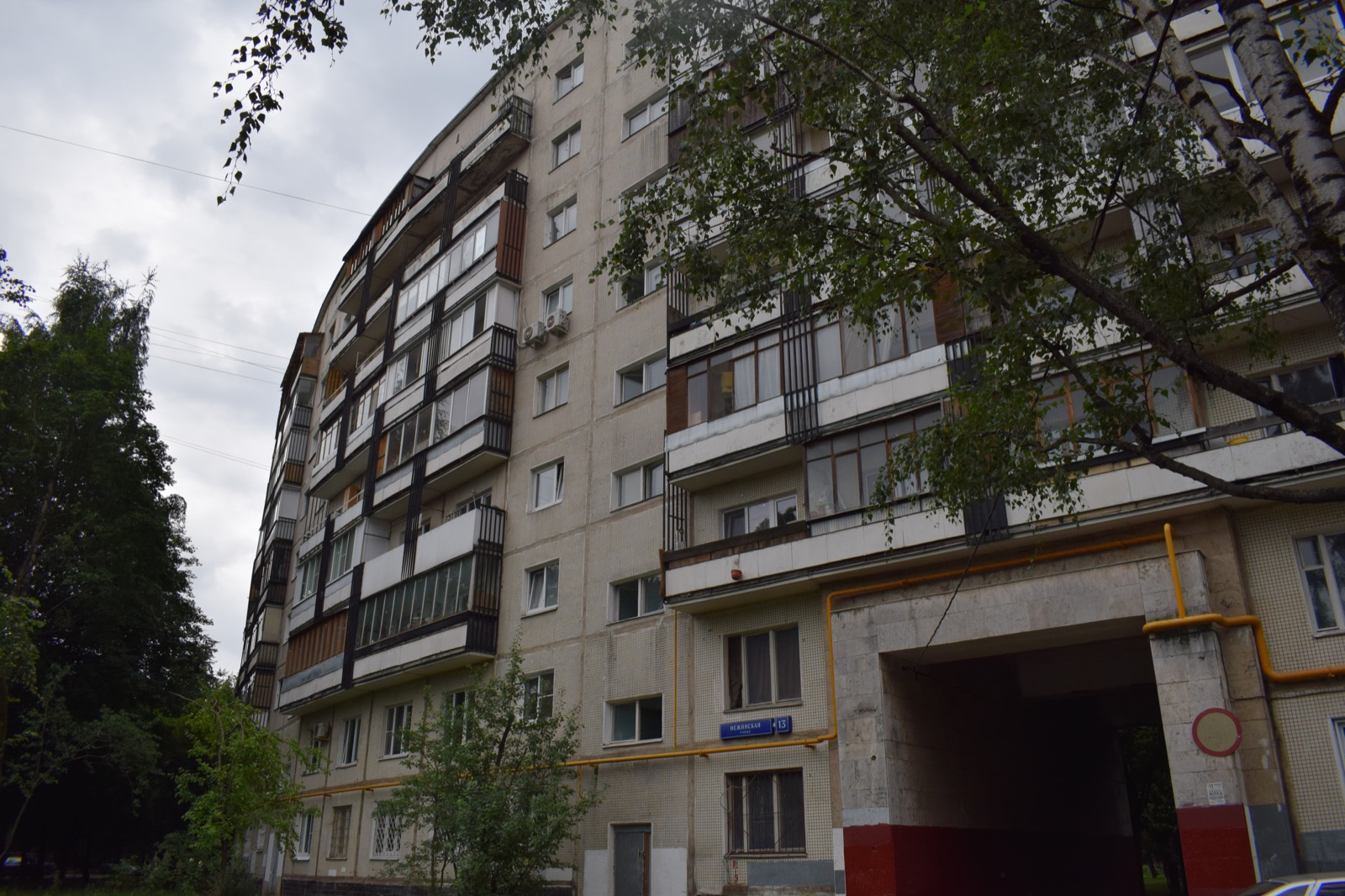 Фасад кольца на Нежинской, 13 у арки — те же панели, что и в рядовых девятиэтажках · фото: Dzasohovich, CC BY-SA 4.0