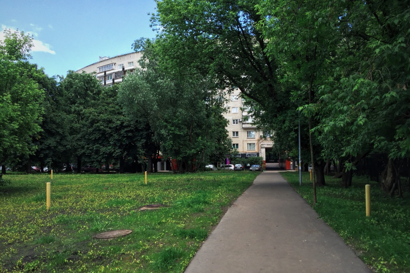 Внутренний двор круглого дома на Нежинской — зелёный периметр кольца · фото: Gennady Grachev, CC BY 2.0