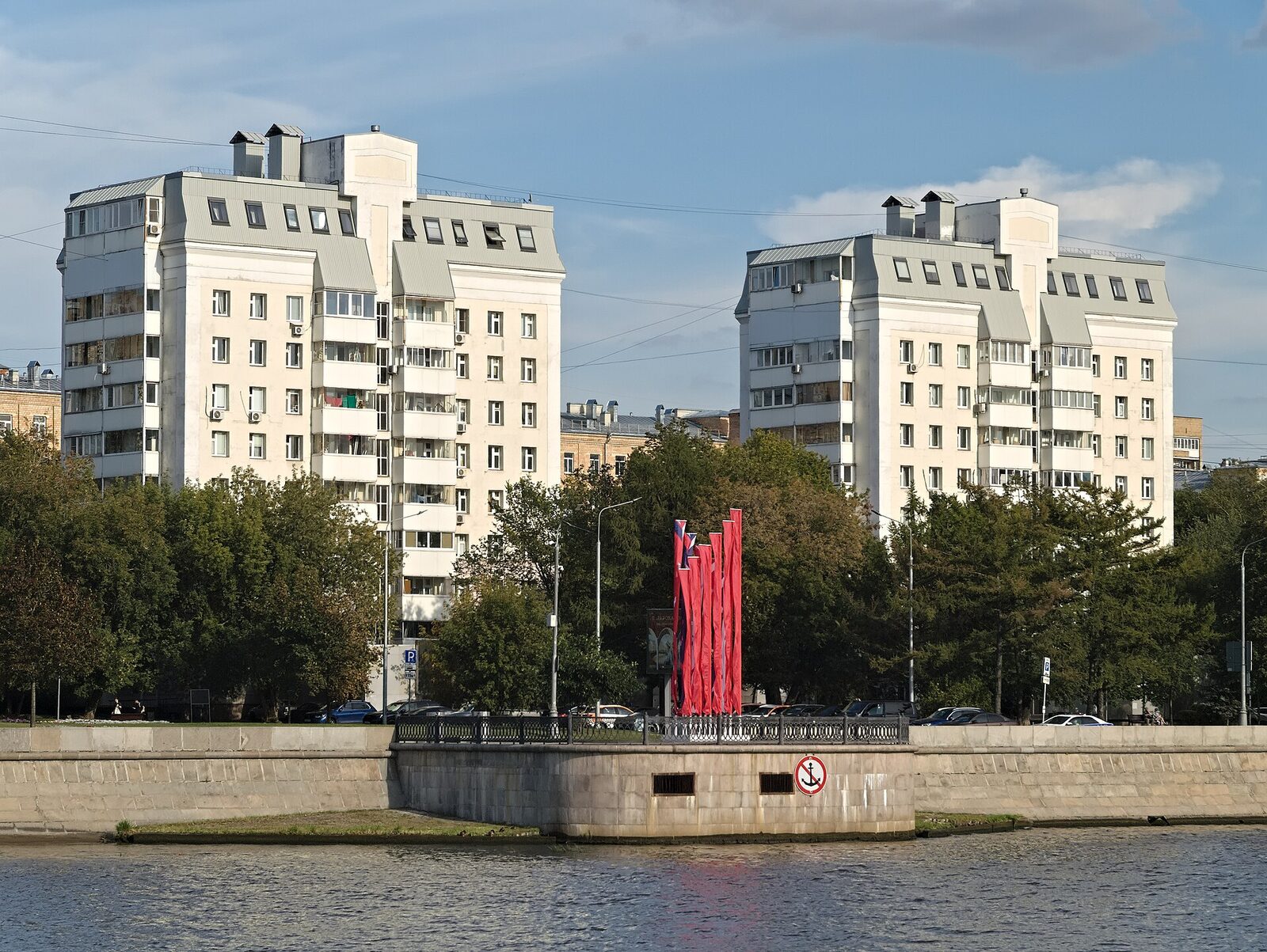 Краснохолмская набережная, 3 — башни у Москвы-реки
