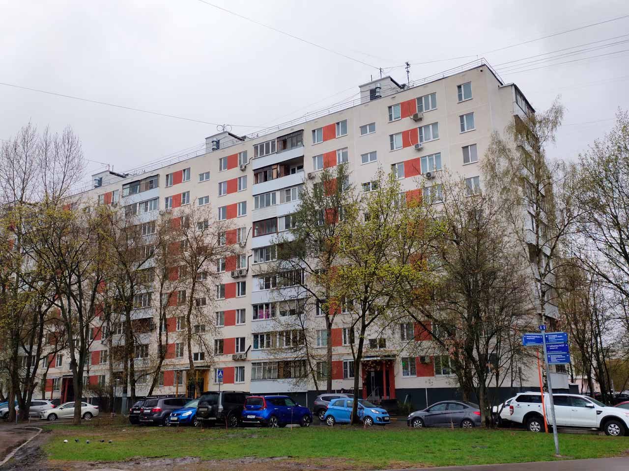 II-49Д — узнать по «выпирающему» подъезду