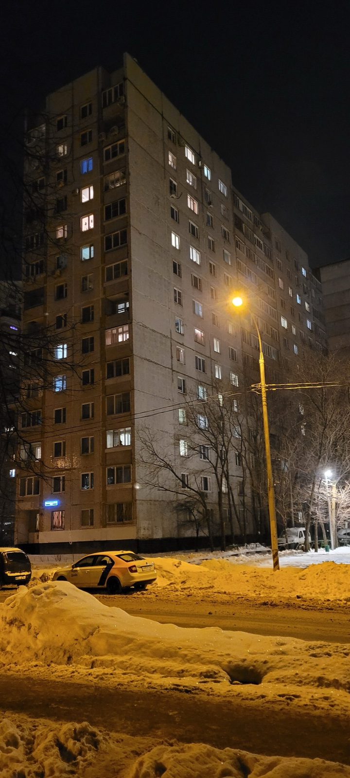 10-я Парковая улица, 17 — зимний вечер · фото: Svetlov Artem, CC BY-SA 4.0