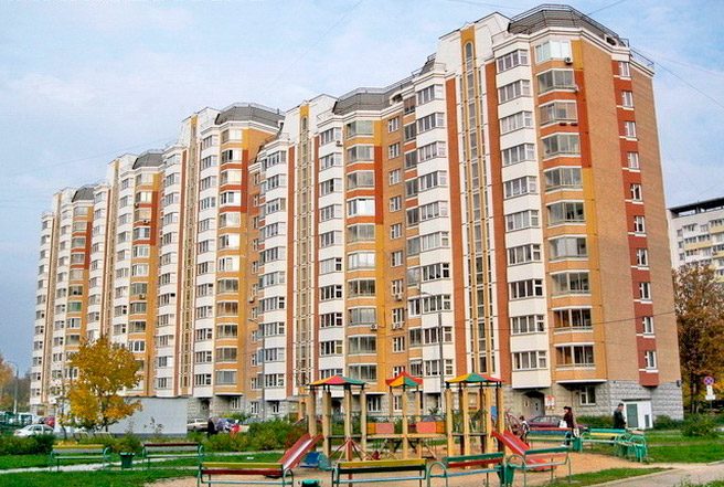 Дворовый фасад, детская площадка