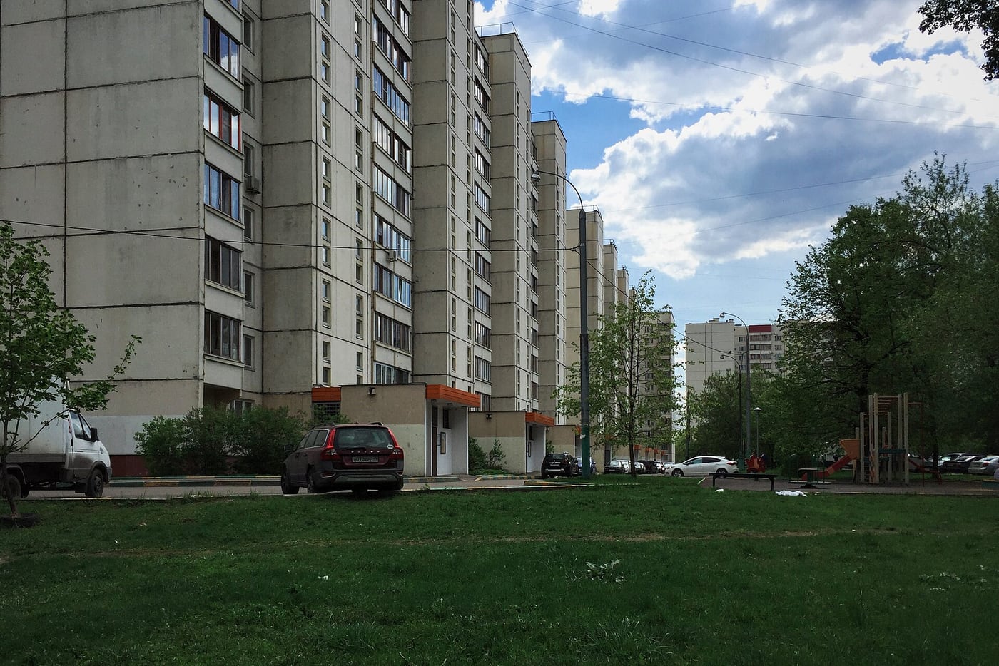 Кусковская улица, 19 к1 — Новогиреево, 2004 год · фото: Gennady Grachev, CC BY 2.0
