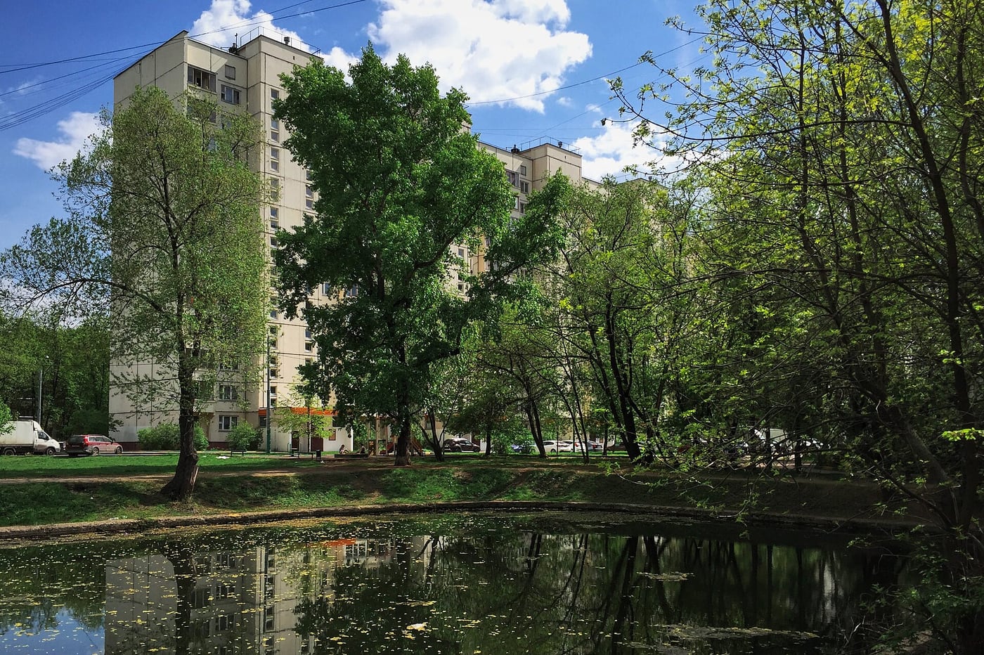 Кусковская улица, 19 к1 — вид с Малого Копанского пруда · фото: Gennady Grachev, CC BY 2.0